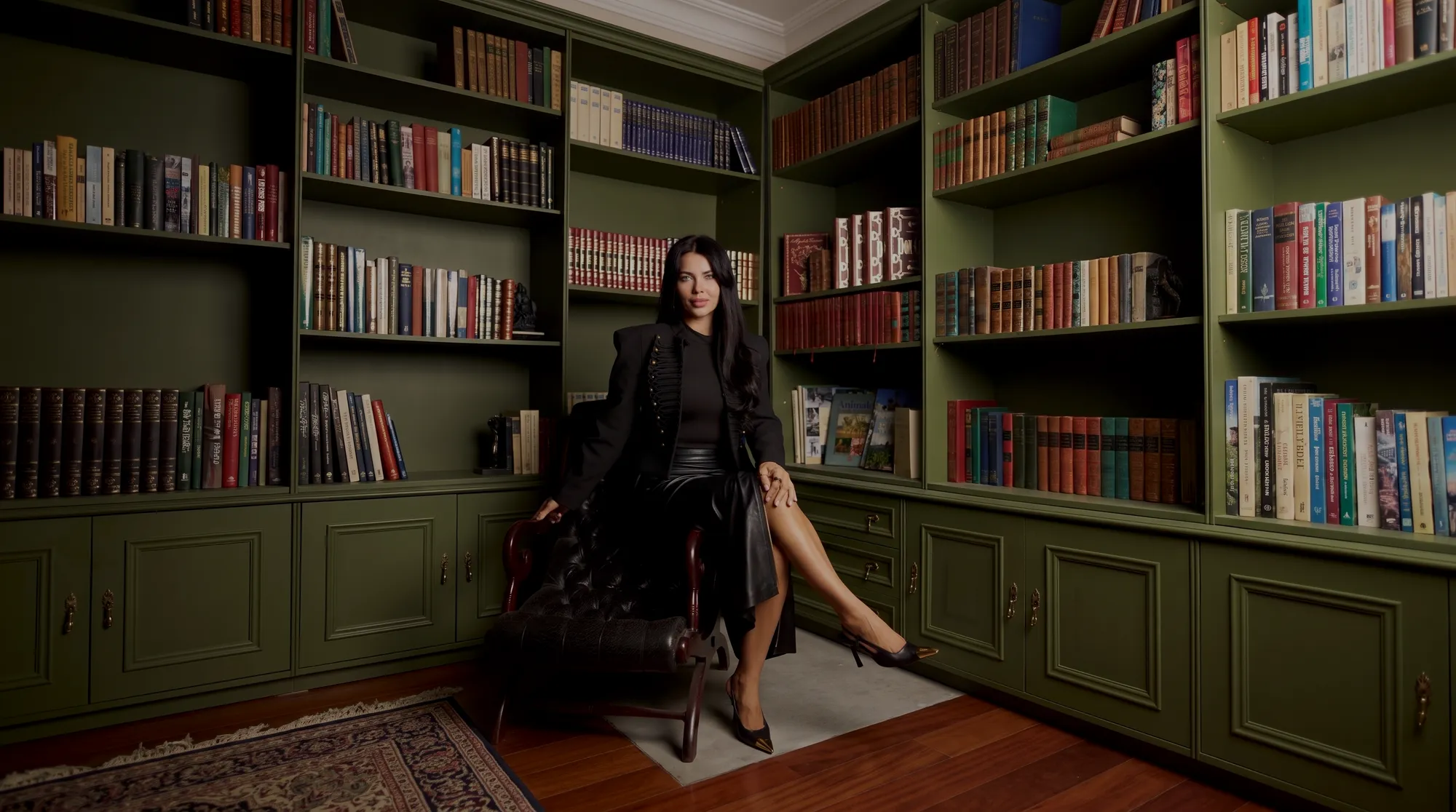 Vasylyna H. sentada en una biblioteca de madera verde